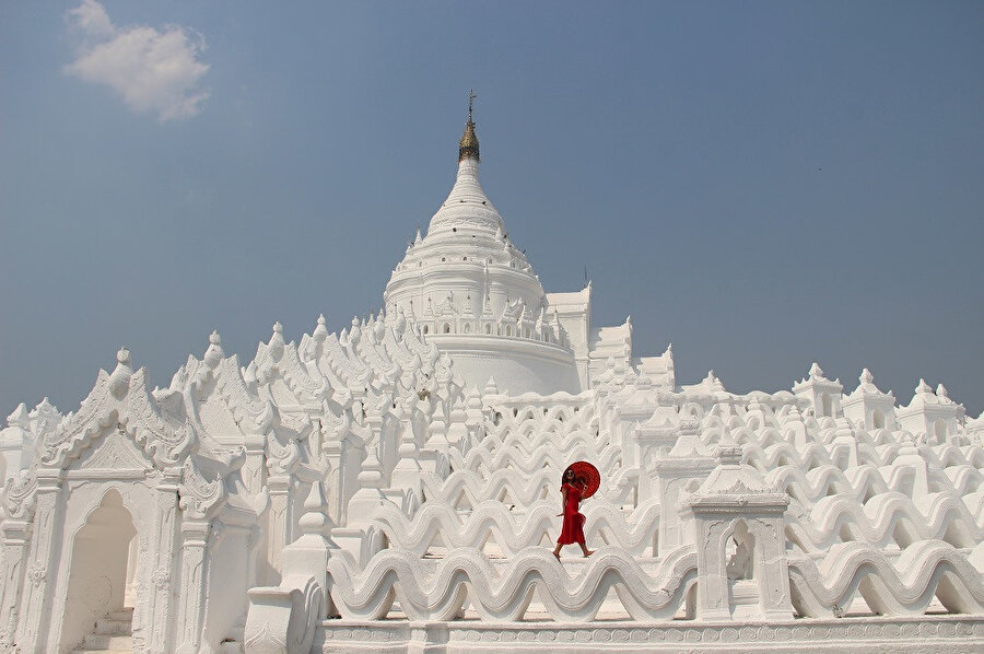 Myanmar, Güneydoğu Asya'da, Andaman Denizi ve Bengal Körfezi kıyısında, Bangladeş, Çin, Hindistan, Laos ve Tayland arasında yer alan ülke.