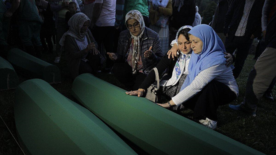 Kadın ve çocukların Boşnak askerlerin kontrolündeki bölgeye ulaşmasına izin veren Sırplar, en az 8 bin 372 Boşnak erkeği ormanlık alanlarda, fabrikalarda ve depolarda katledip toplu mezarlara gömdü.