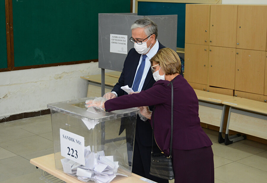 11 Ekim'de yapılan seçimin ilk turunda Akıncı, yüzde 29,80 oy alarak Tatar'dan sonra ikinci olmuştu.