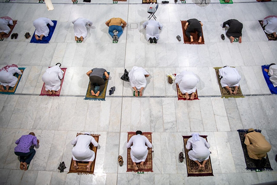 Kabe'de 7 ay sonra cemaatle ilk namaz kılındı.