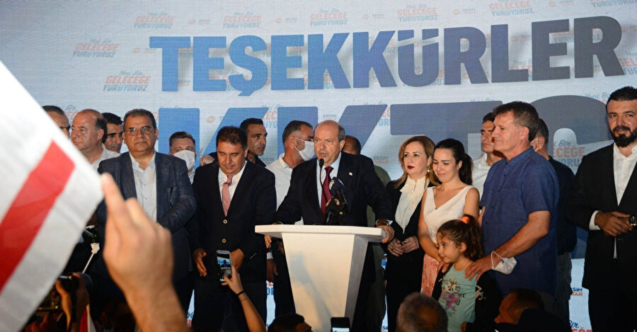 Cumhurbaşkanlığına seçilen Ersin Tatar açıklamalarda bulunurken