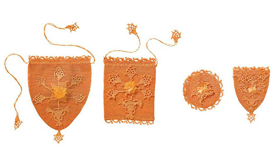 Sadberk Hanım Müzesi’nde bulunan 19. yüzyıldan kalma para, tabaka, saat ve mühür keseleri.