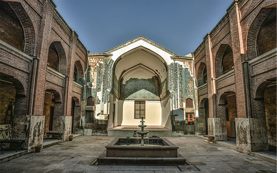 Konya’da bulunan Sırçalı Medrese’nin ana eyvanı.