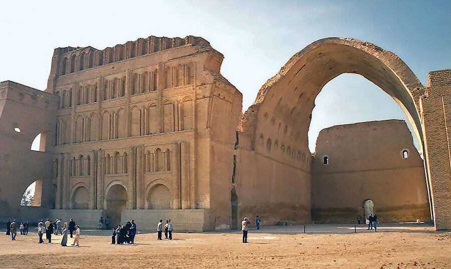 Sasani kralı Anushirvan’ın yaptırdığı Tak-ı Kısra Sarayı’nın 43.50 m. derinliğinde, 25.50 m genişliğinde taht odası eyvanı dünyadaki en geniş tuğla tonoz olarak da kayıtlarda geçiyor.