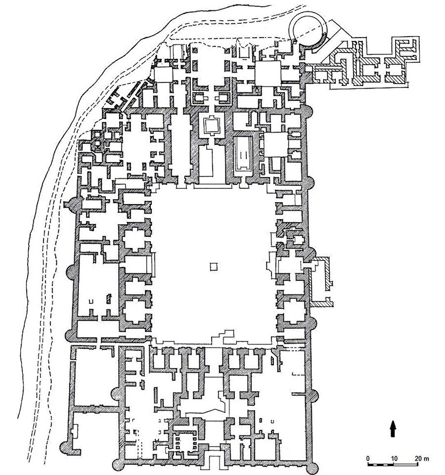 Gazneliler tarafından 11. Yüzyılın ortalarında yapılan Afganistan’da Bust şehrinde bulunan Leşkeri Bazar sarayı eyvanı eyvanın en anıtsal örneklerinden biridir. 