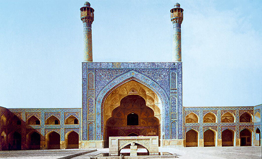 Büyük Selçuklu Devleti Hükümdarı Sultan Melikşah zamanında inşa edilen İsfahan Cuma Camii ana eyvanı (1051).