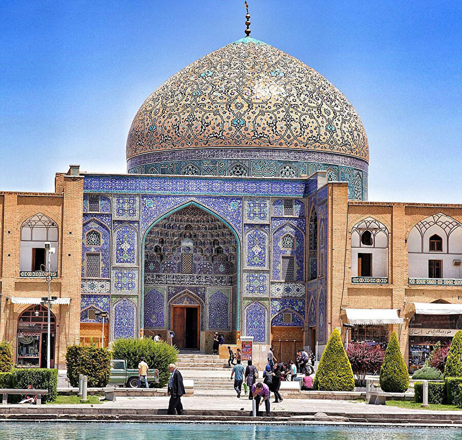 İran İsfahandaki Şeyh Lutfullah Caminin çinilerle süslenmiş eyvanı (1602).