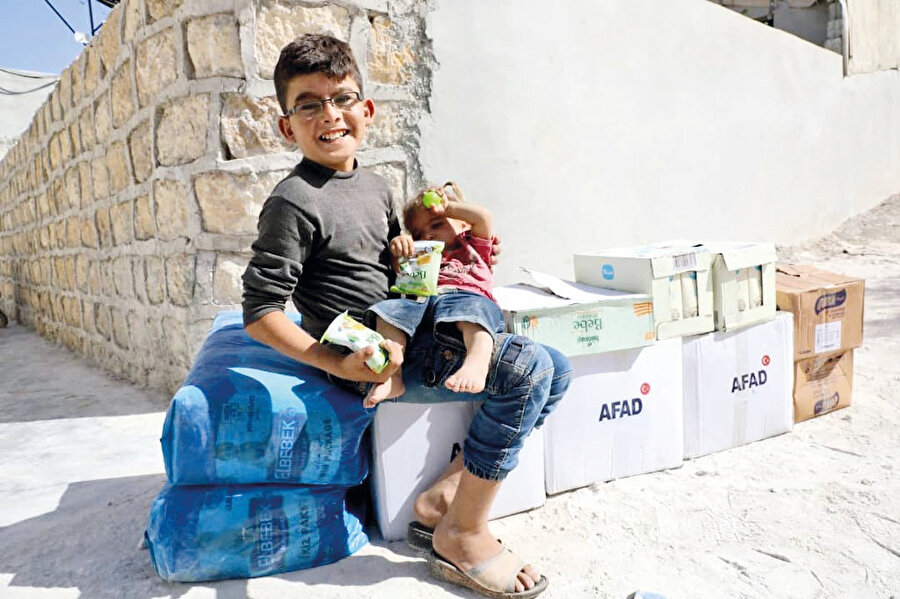 Gençler büyüklerden, büyükler de gençlerden uzaklaşıyor, doğrudur. Bir evladın sanal dünyanın büyüsüne kapılıp gözden ve -Allah korusun- gönülden uzaklaşma riski, sokaktaki en kötü arkadaştan daha tehlikeli, evet. Fakat kısa vadede bir orta yol var. 