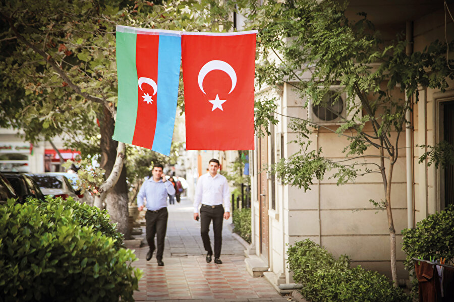 “Ben kimim?” sorusuna sıhhatli karşılıklar veremeyen fertlerden müteşekkil bir cemiyette yankı bulacak kuvvette “Biz kimiz?” sorusunu sormak ne kadar kabil? Haydi diyelim sorduk, ileri sürülen cevapların sadra şifalığından nasıl bahsedeceğiz? Devlet, hükûmet, rejim, sistem gibi mefhumlara dair berrak kanaatler edinememiş insanlardan, devlet ile milleti birbirinden ayırmasını nasıl bekleceğiz ki!