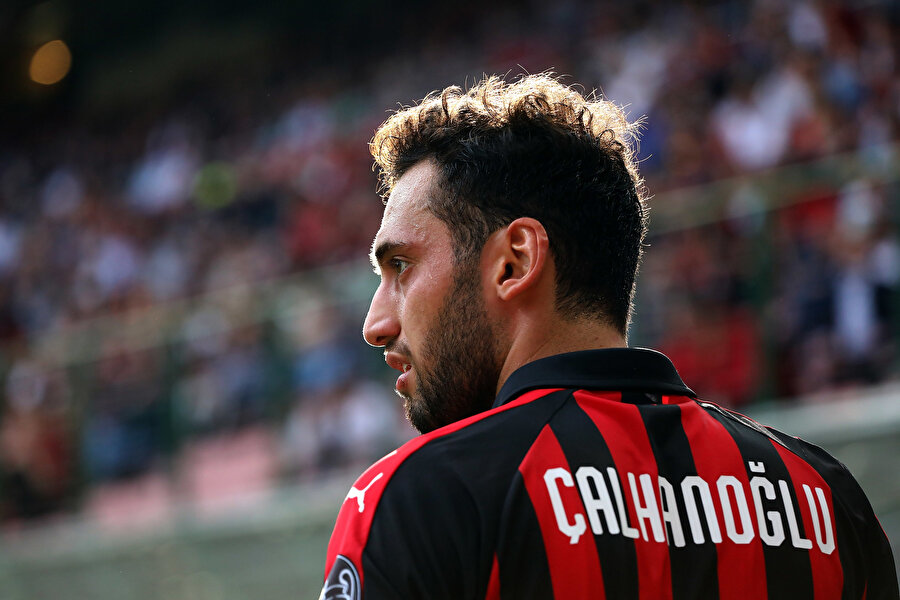 Hakan Çalhanoğlu, Milan'ın sabah antrenmanında sakatlandı.