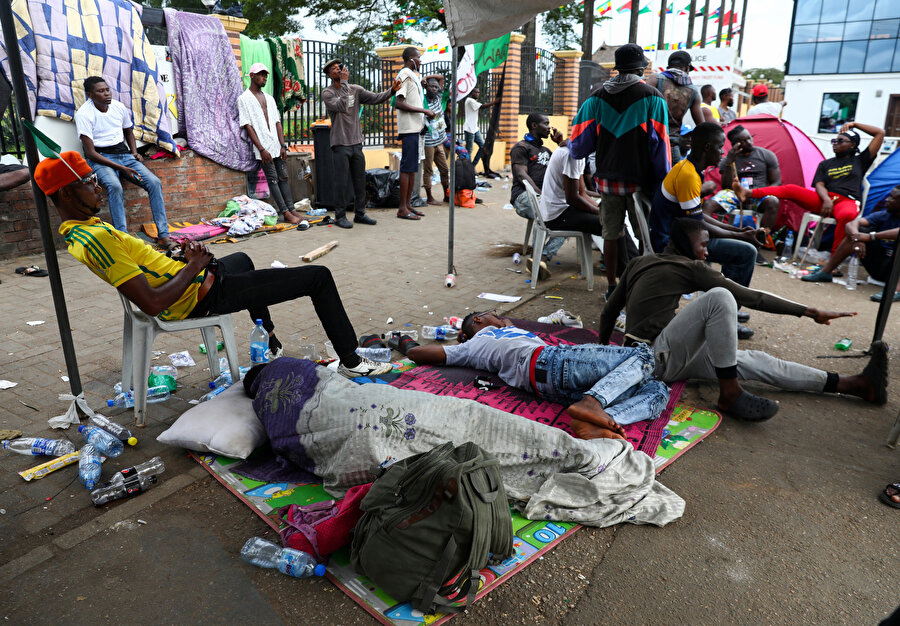 Göstericiler, Lagos'taki hükümet binasında önünde toplandı