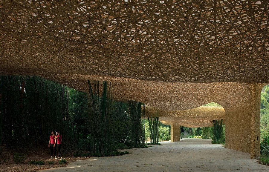 Bamboo Bamboo gölgelikleri altında açık hava tiyatrosuna giden yol.