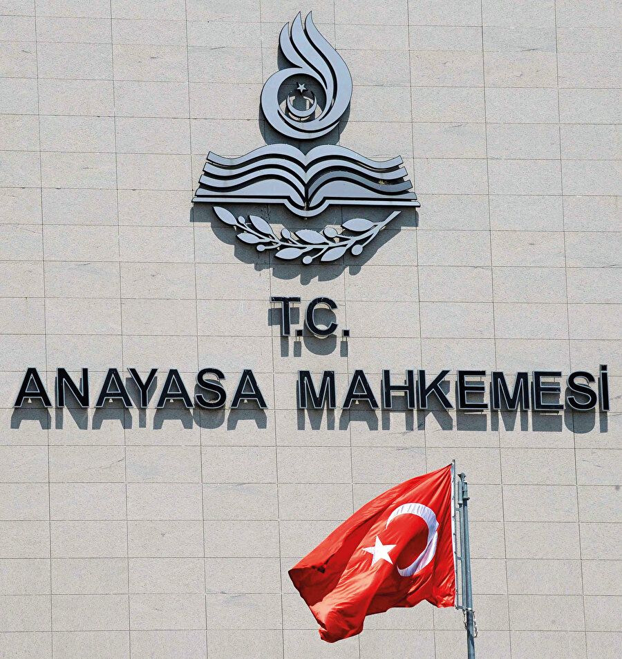 AYM, mâzisi bilinen, atanmasındaki roller ifşa olan, kardeşi terör örgütü üyeliğinden yargılanan bir jüristokrat ve ışıkotokratı istifaya zorlamak yerine, “Anayasa Mahkemesinin herhangi bir üyesinin şahsî sosyal medya hesabından yaptığı paylaşımlar, Anayasa Mahkemesinin kurumsal görüşünü yansıtmaz” diyerek darbe çığırtkanlığı rezaletinden sıyrılmaya çalıştı.