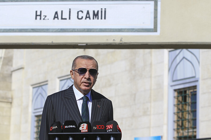 Cumhurbaşkanı Erdoğan cuma namazı çıkışında gazetecilerin sorularını cevaplarken