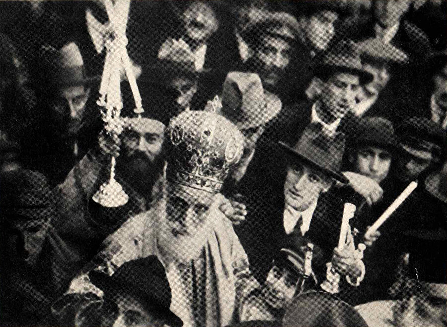 Kimdi bu zat-ı muhterem ve nasıl oluyordu da Türk dilinin inceliklerini Shakespeare’in o klasik kelimeleriyle böylesine güzel karşılıklarla ifade edebiliyordu.
