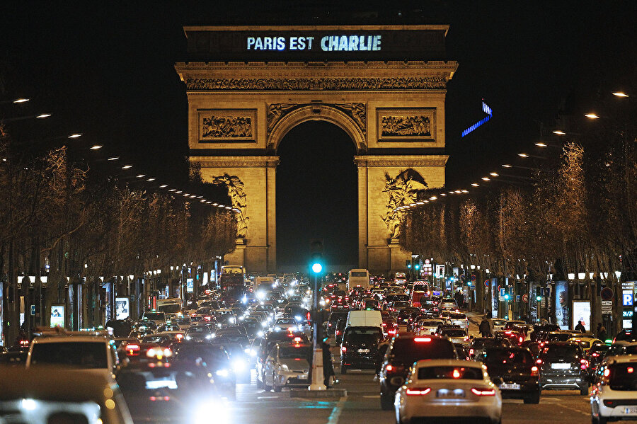 Paris’te faaliyet gösteren "Charlie Hedbo" adlı mizah dergisine yapılan saldırı da İslamofobinin yükselişe geçmesine sebep oldu.