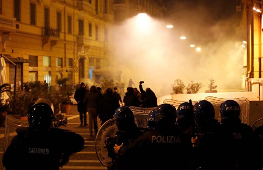 İtalya'nın Napoli şehrindeki protestolar