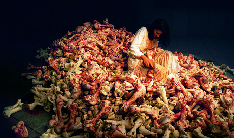 1997 yılında düzenlenen Venedik Bienali sırasında gerçekleştirdiği