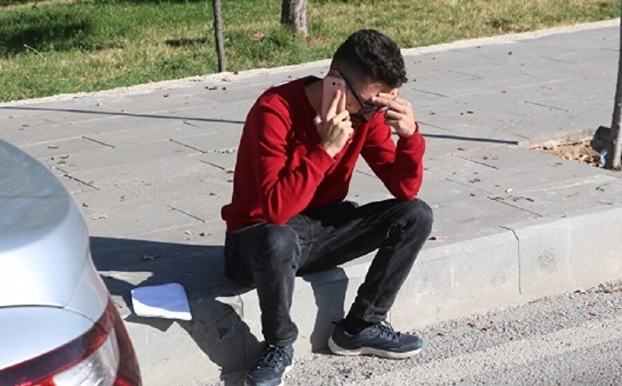 Sınava giremeyen genç, durumu ailesine anlatırken gözyaşlarına boğuldu