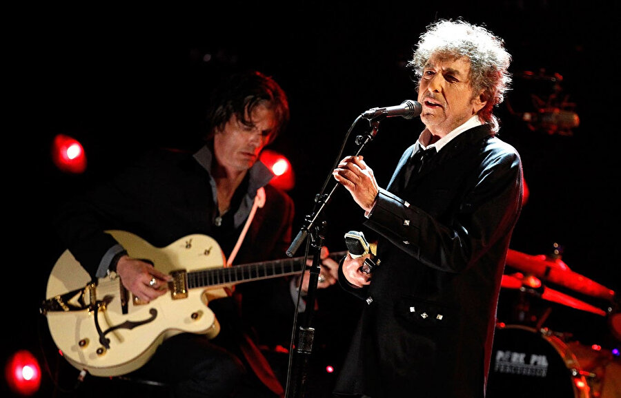 Amerikan kültürü için koyu bir Bob Dylan imgesi mevcut.