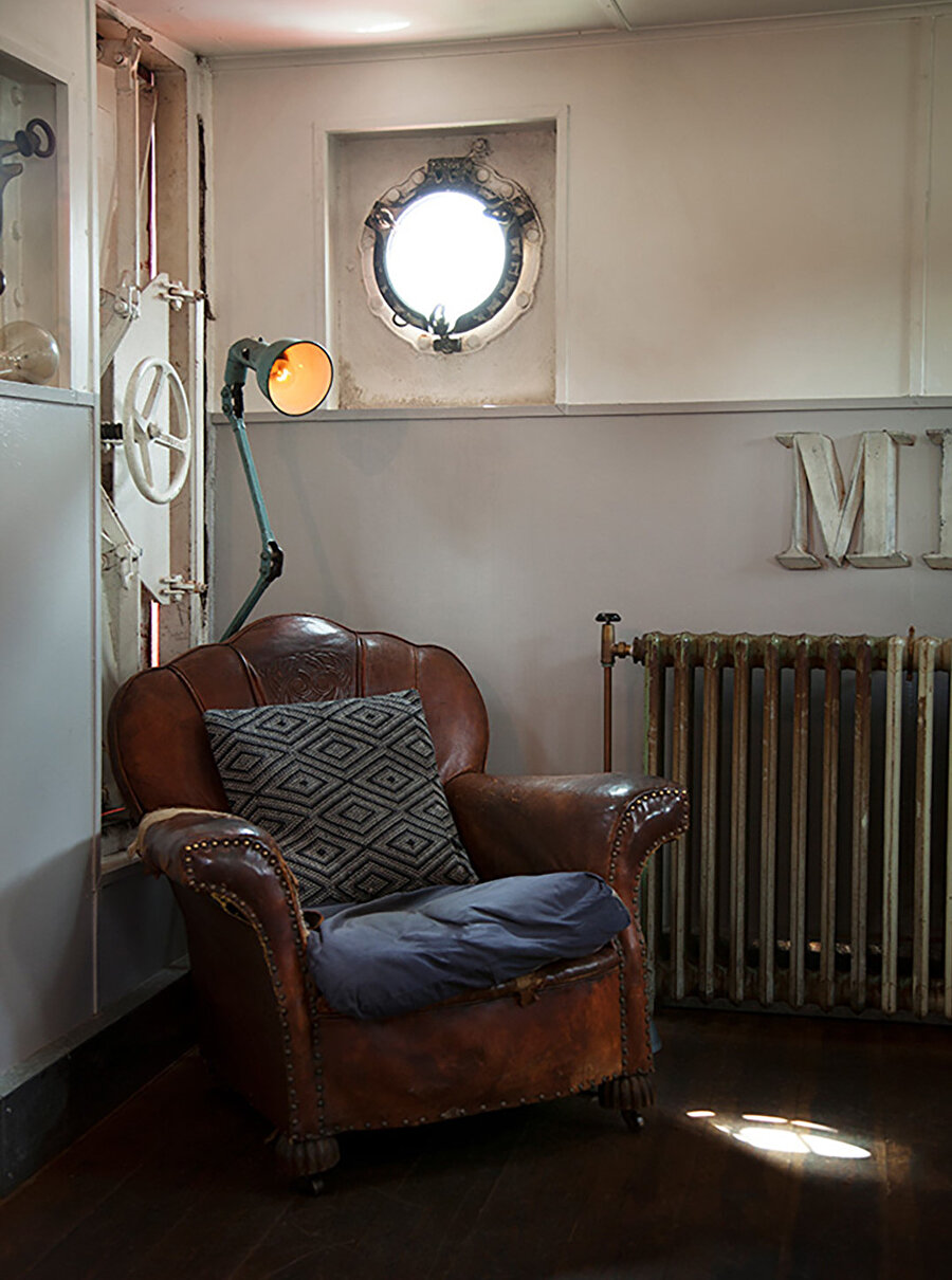 Light Vessel 93’nin içerisinde 1930'ların orjinal maun mobilyaları yer alıyor.