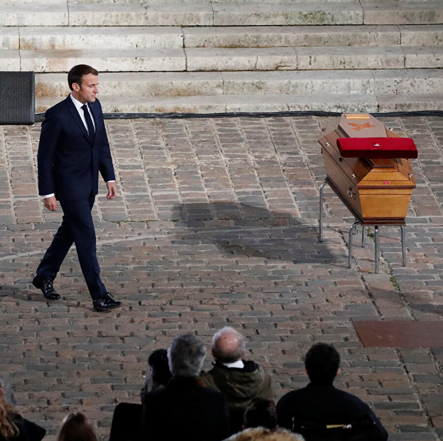 Hz. Muhammed'e hakaret içerikli karikatürleri derste öğrencilerine gösterdikten sonra öldürülen öğretmenin cenazesinde Macron.