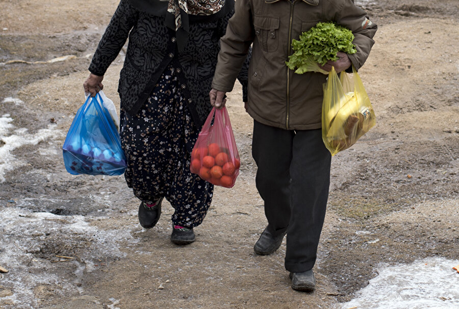 Yaşlılar sadece birer insan değil, dünyadan geçip gitmekte olmaya dair bir anlatıdır.