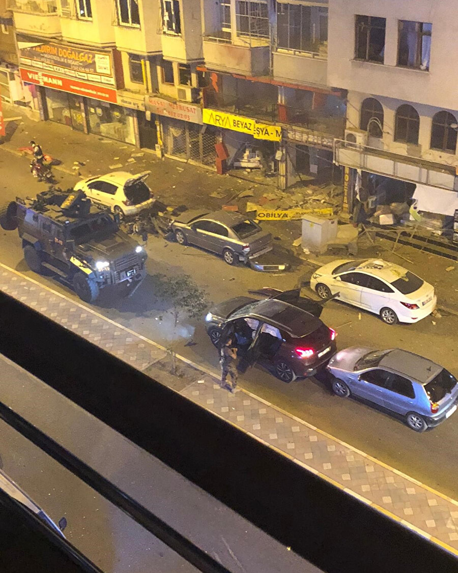 Bölgeye zırhlı polis araçları ve sağlık ekipleri sevk edildi.