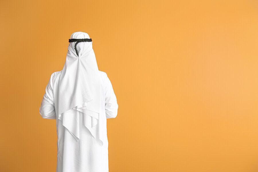 Neredeyse bütün Arap dünyasında tesadüf edilen milliyetçi düşünce diktatörlüklerden başka bir şeye sebep olmadı. 2011’de başlayan Arap Baharı, bu diktatörlüklerin suratında patlayan bir halk öfkesiydi. İlmî ve sınâî bakımdan herhangi bir ilerleme kaydedip halkın refahını yükseltemeyen rejimler, Arap halklarının çilesine yenilerini eklemiş oldular. 1948 ve 1967 hezîmetleri bunun en bâriz misalleridir. 