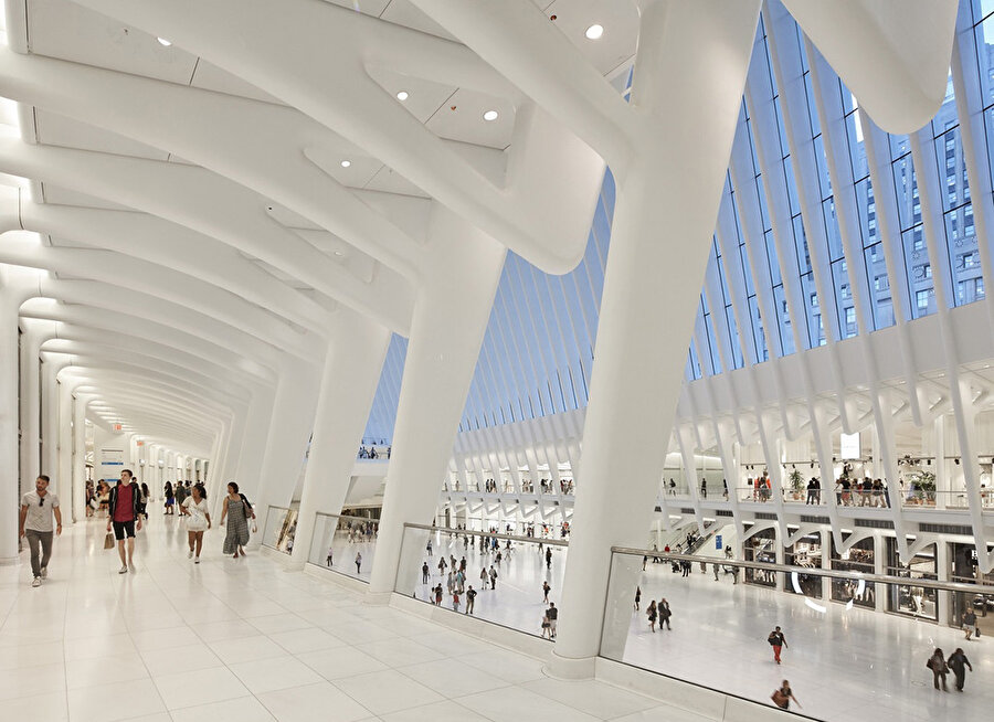 Oculus’un içerisinde iki kat boyunca mağazalar yer alıyor. © Hufton + Crow 