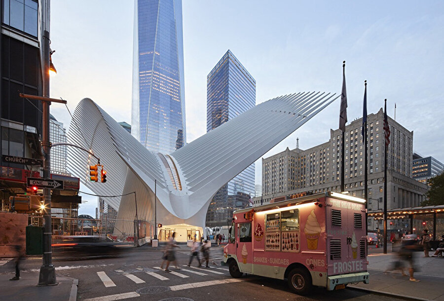 Yapı, gündüz dışarıdan aldığı ışığa karşılık olarak hava karardığı zaman kendi aydınlatmasıyla şehre yön veriyor. © Hufton + Crow