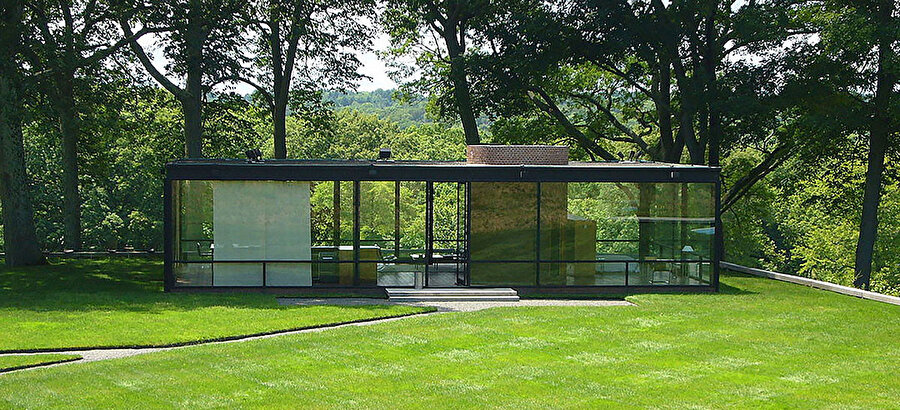 Johnson’un en bilinen eseri Glass House.