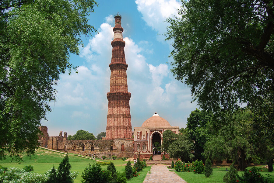 Kutub Minar, yaklaşık 900 yıllık bir anıt eser.