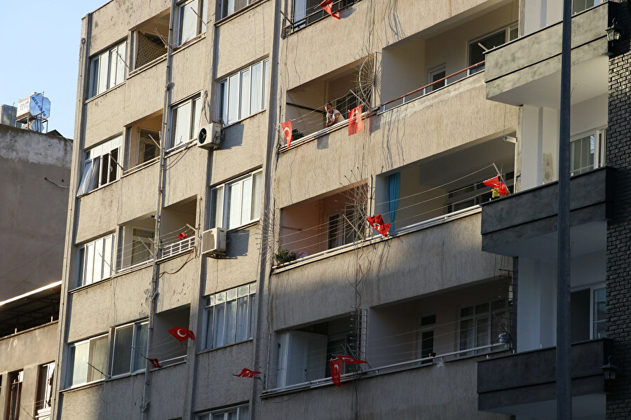 Hatay'daki hain saldırıya Türk bayraklarıyla tepki