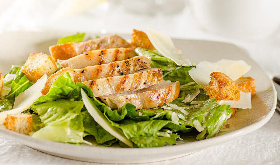 En doyurucu ve en lezzetli salata çeşitlerinden biri: Sezar Salata