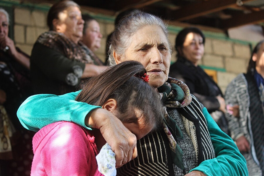 Cenaze töreni sırasında Karayusuflu köyü yakınlarından top sesleri duyuldu.