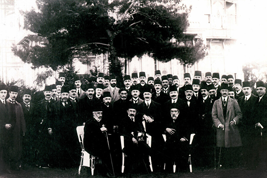 Halife Abdülmecid Efendi’nin Bağlarbaşı’ndaki konağında tertip edilen Hamid gününde devlet adamları ve şairler bir arada