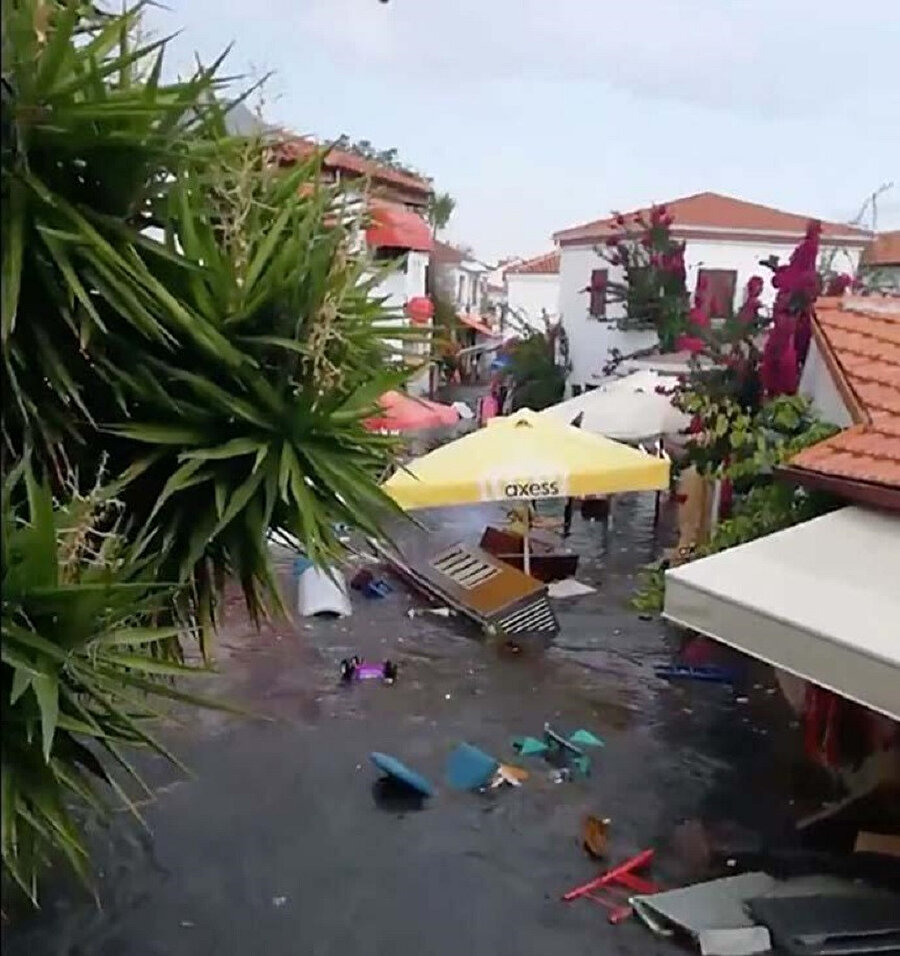 İzmir'deki depremin ardından cadde ve sokaklar su altında kaldı