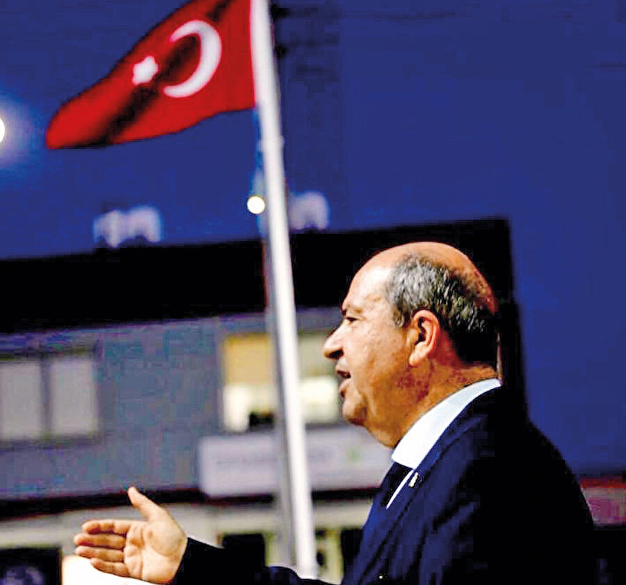 Kuzey Kıbrıs Türk Cumhuriyeti seçimlere alışık bir ülke. Değişimi de anlık olaylara ve kişilere göre yapabiliyor. Ulusal Birlik Partisi (UBP)’nin ülkenin en güçlü ve eski partisi olmasına rağmen en çok güç kaybetmiş parti olması bu seçimleri zora soktu. Birçok kesim UBP’ye olan güvenini yitirdi ya da başka sebeplerden dolayı desteğini sürdürdü. Ama bu seçim başka bir havada geçiyordu. Türkiye’nin meseleye yaklaşımı ve içinde bulunduğu durum, KKTC seçimlerinin önemini arttırmasına sebep oldu. 