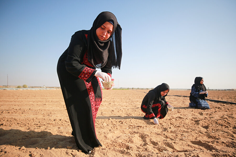 Gazzeli kadınlar, İsrail ablukası nedeniyle Gazze'ye dayatılan ekonomik şartlara meydan okuyor.