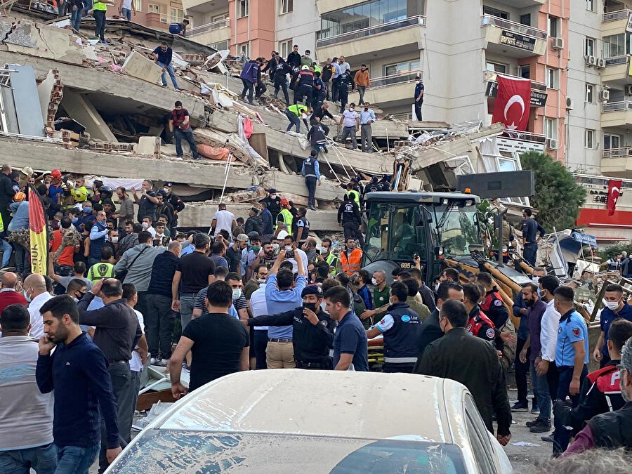 Depremde birçok bina yıkıldı