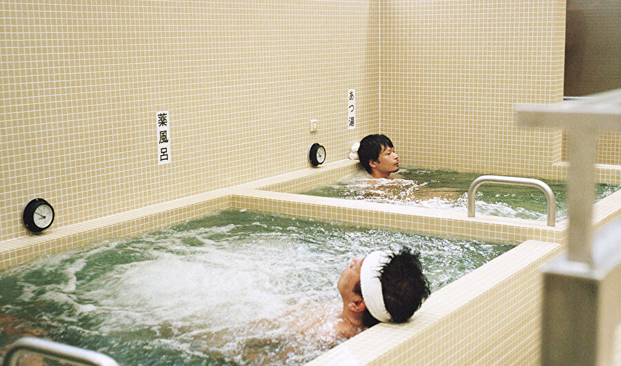 Isıtmalı banyoların iç kısımlarına döşenen Towada taşı, ıslandığında mavi-yeşil bir renk alıyor.