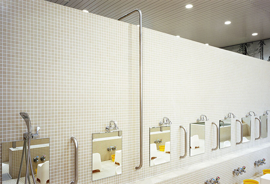 Kadın ve erkek kısımlarını ayıran yarım duvar.