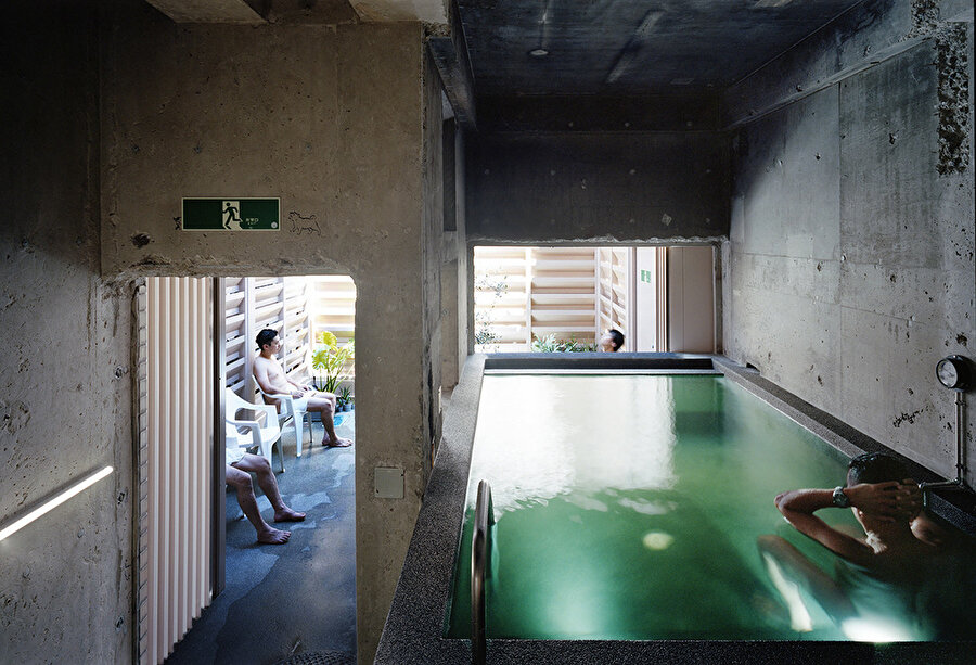 Sauna ve soğuk havuz alanlarında daha koyu bir renk paleti tercih ediliyor.