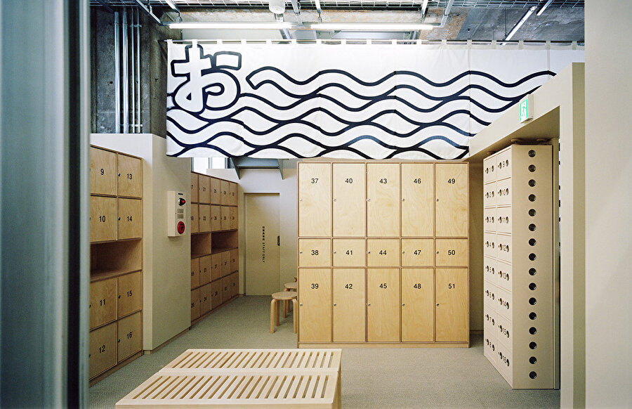 Soyunma odalarında Iichiro Tanaka’nın noren tasarımı.