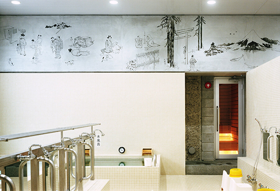 Banyo alanındaki Yoriko Hoshi’nin Fuji Dağı temalı eseri.
