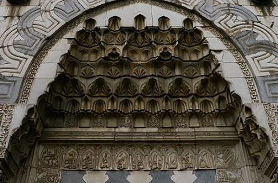 Şamlı bir ustanın elinden çıkan Konya’da Karatay Medresesi’nin taç kapısının mukarnası, 1251.