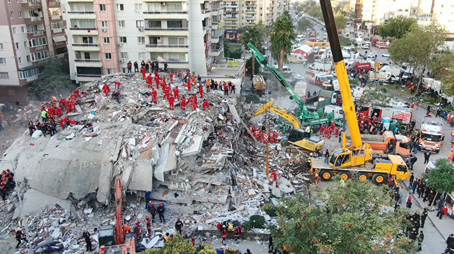 İzmir depreminde yıkılan bir bina