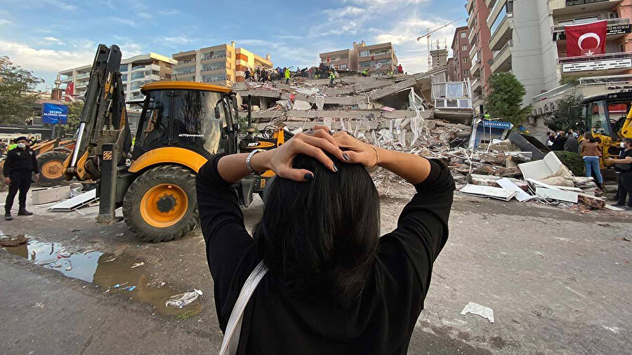İzmir depreminde yıkılan binadan bir görüntü
