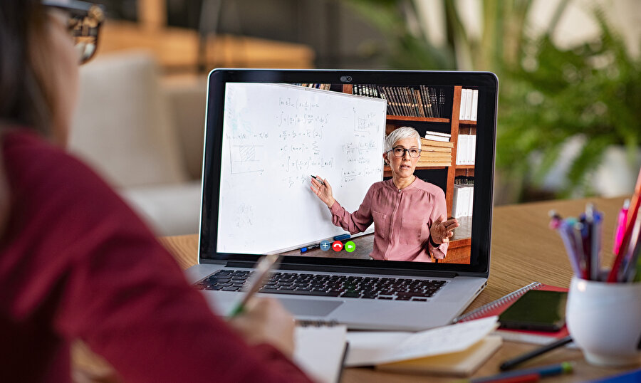Online eğitim alışılagelen eğitimin yerini alacak yetkinliğe ulaşacaksa, buna olanak varsa, gerçekleşeceğine umut varsa olagelen eğitimden toptan vazgeçmenin ciddi bir biçimde düşünülmesi gerekmez mi?